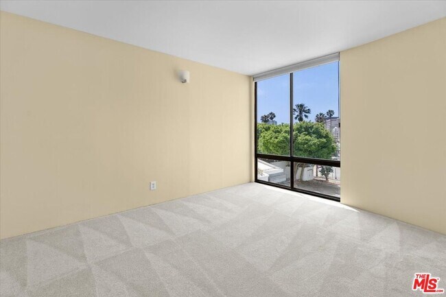 Building Photo - 4265 Marina City Dr