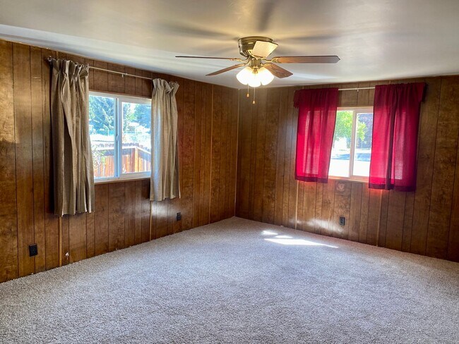Building Photo - Large 3 bed 2 bath with fenced back yard