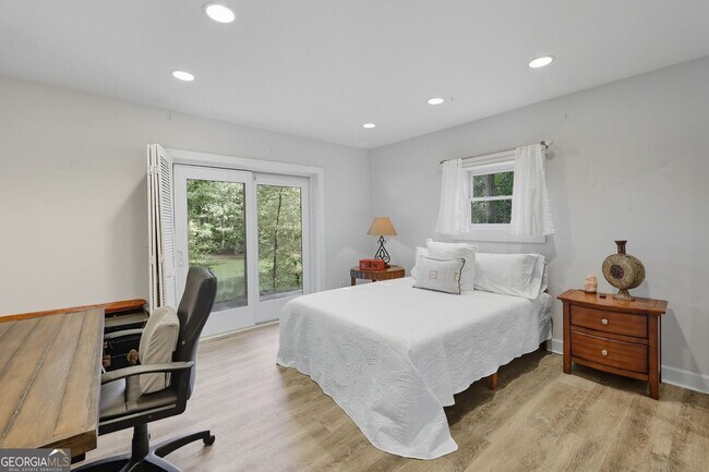 Building Photo - Luxury Lakefront Retreat – Fully Furnished...