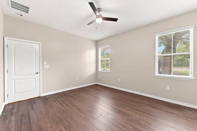 Building Photo - Stunning 3 BR + LOFT / 2.5 BA/ 2-Car-Garage Townhome in GATED community!