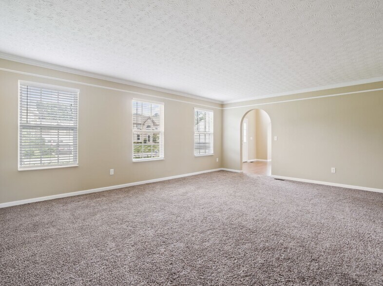 Building Photo - 626 Riverby Ln