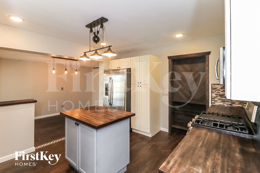 Building Photo - 2206 E Arbor Cir