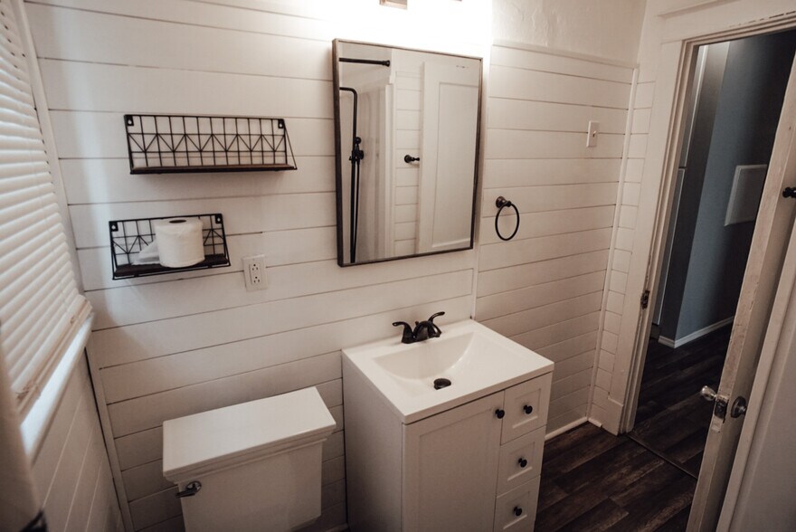 Building Photo - 4974 Chippewa St