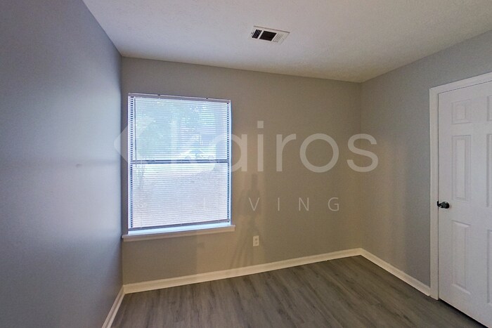 Building Photo - 8959 Ashwood Dr