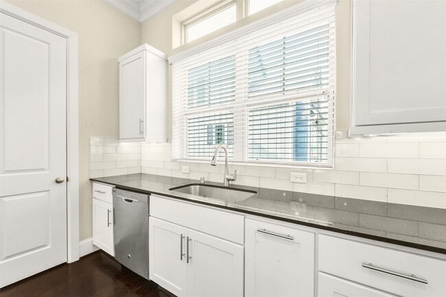 Building Photo - 734 N Shepherd Dr
