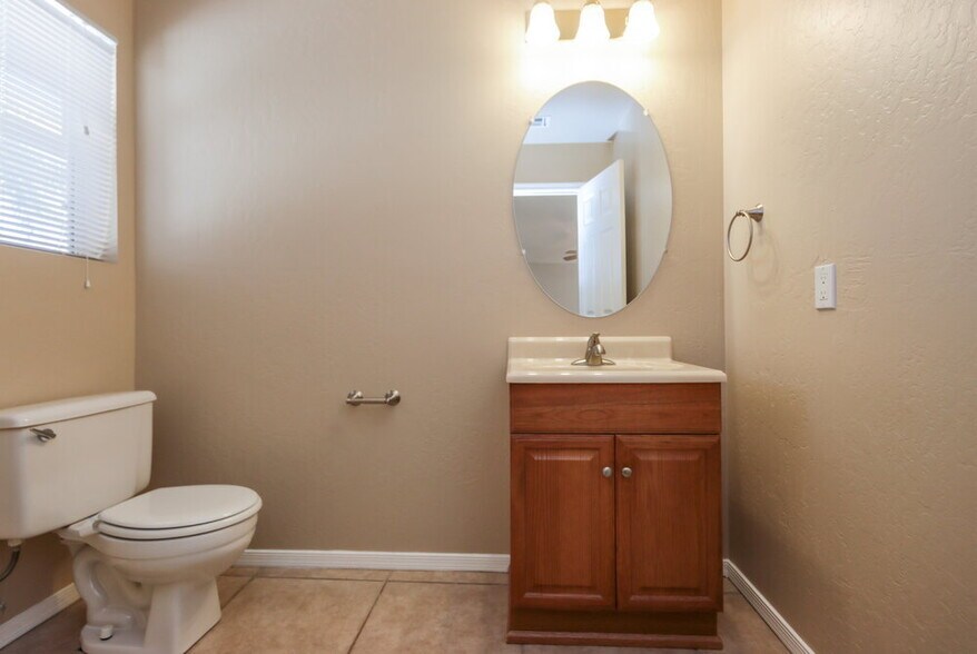 Building Photo - 969 E Elgin St