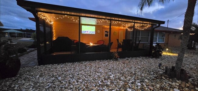 Building Photo - 1801 El Rio Dr