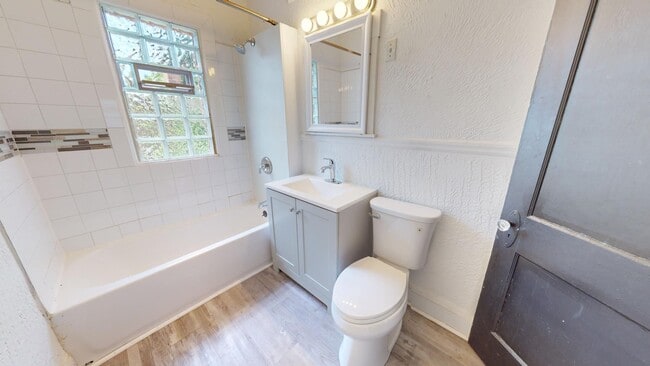 Building Photo - 4104 Clybourne