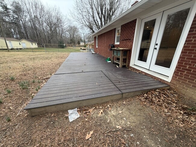 Building Photo - 2 Bedroom 2 Bath Brick rental home in Western Alamance county Fenced Yard 30x40 Garage custom Kit...