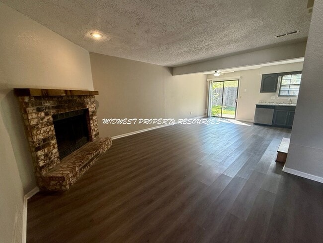 Building Photo - Beautiful 2 Bedroom Townhome with Updated ...