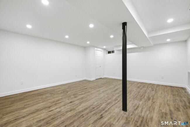 Building Photo - 1 Tulip Tree Ln