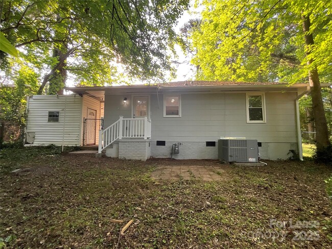 Building Photo - 2326 Chipola Dr