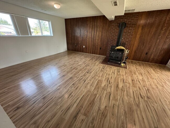 Building Photo - 4Bd/2.25Ba Kent House