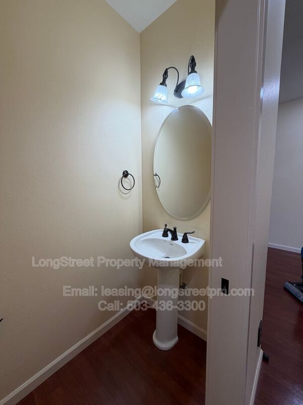 Building Photo - 823 Crouchen St NW