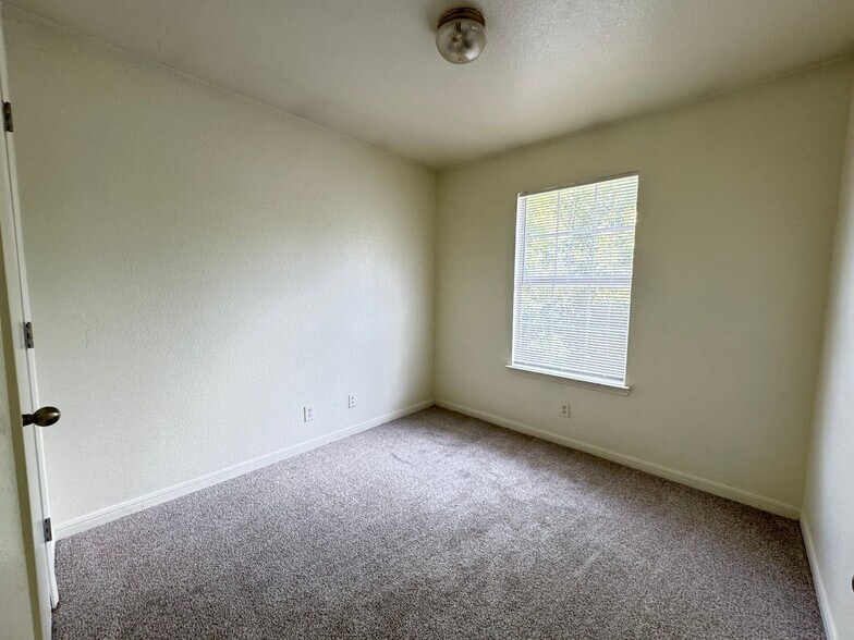 Building Photo - 1400 Chips Dr