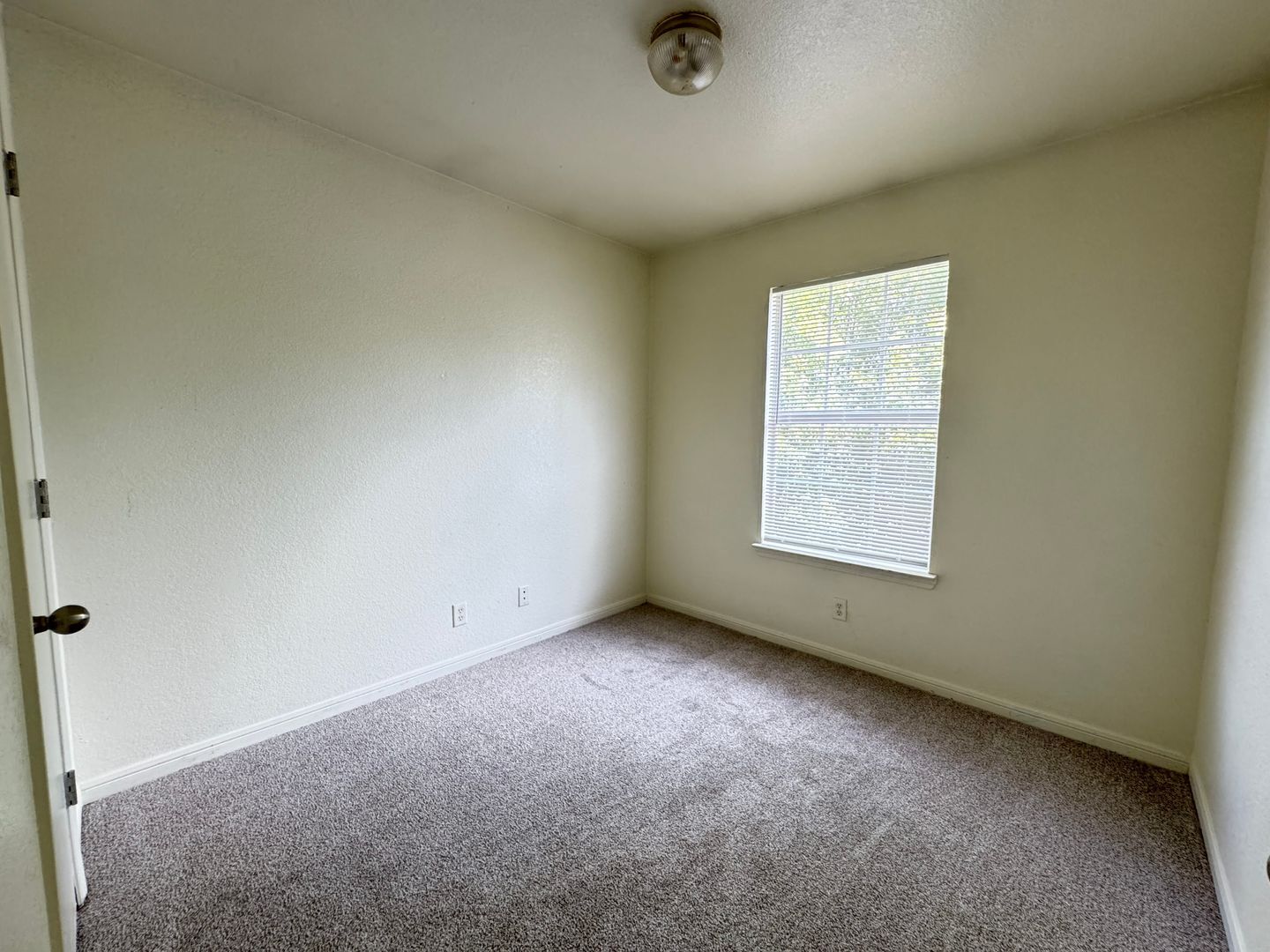 Building Photo - 1400 Chips Dr