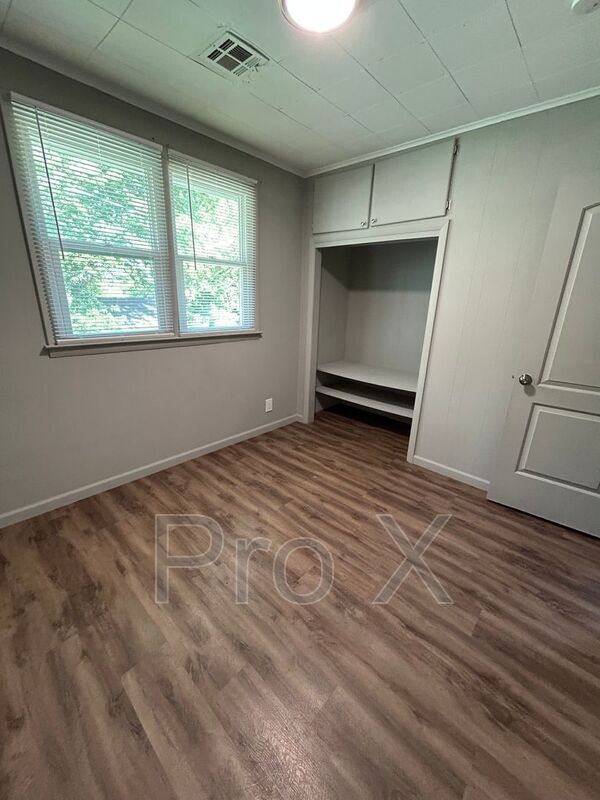 Building Photo - 304 E Park St