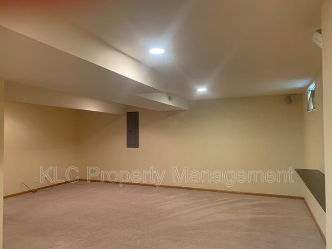 Building Photo - 402 SE Orchid St