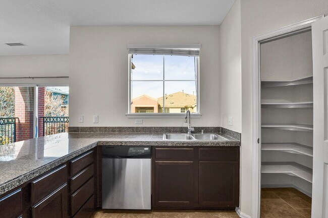 Building Photo - $1,800 - 1 Bed, 1.5 Bath Condo in Denver with In Unit Laundry in Great Location!