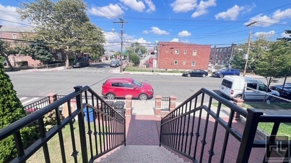 Building Photo - NEWLY RENOVATED 2 BEDROOM/2 FULL BATHROOMS...