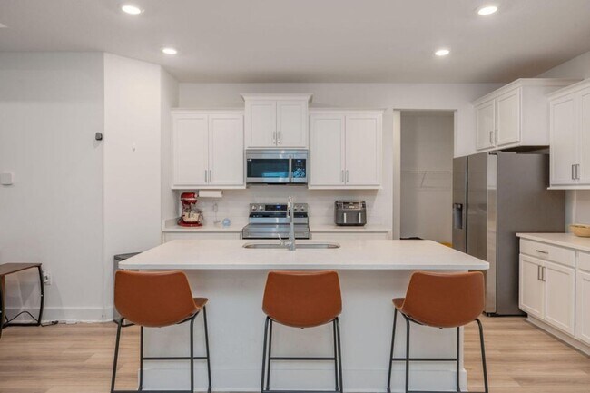 Building Photo - 3 Bedroom plus office/flex space in Crestv...