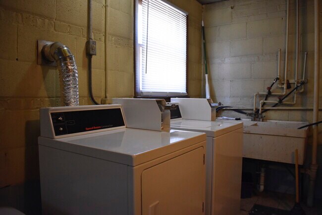 Building Photo - 2848 N Auxplaines St