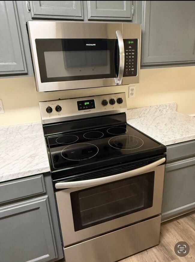 Building Photo - Beautifully updated 3-bedroom, 2.5-bathroom home
