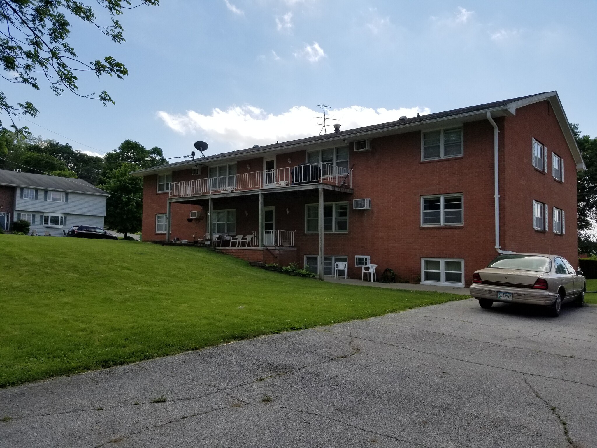 Building Photo - 110 N Maple St