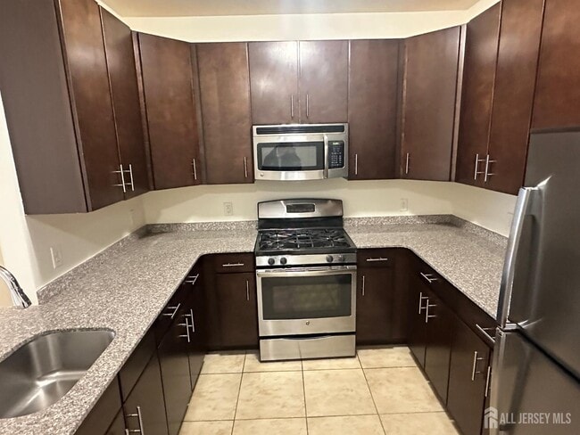 Building Photo - 88 Roosevelt Ave