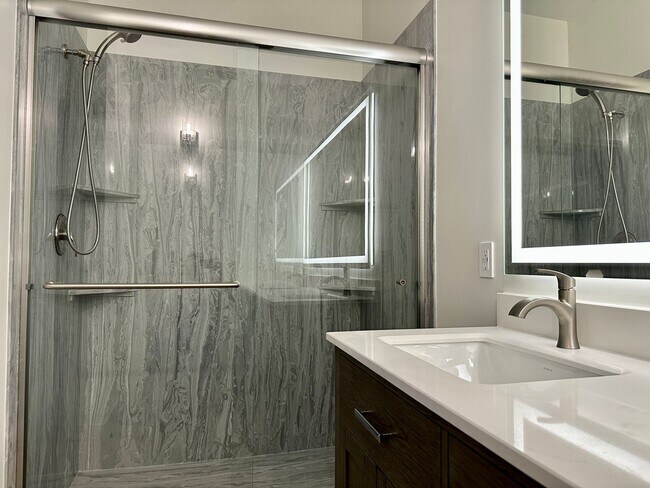 Building Photo - Beautiful 2 bed/2 Bath townhouse in Kenmore