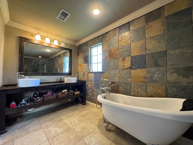 Building Photo - 114 Elmwood St