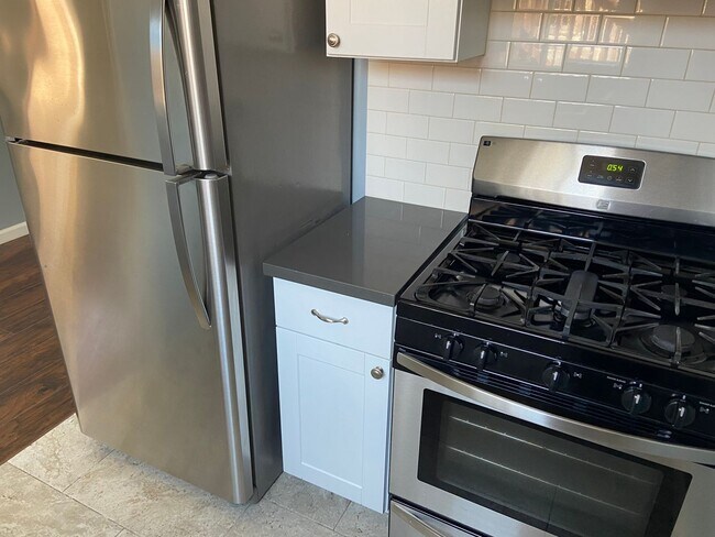 Building Photo - Remodeled 2 Bedroom in Kensington! Washer/...