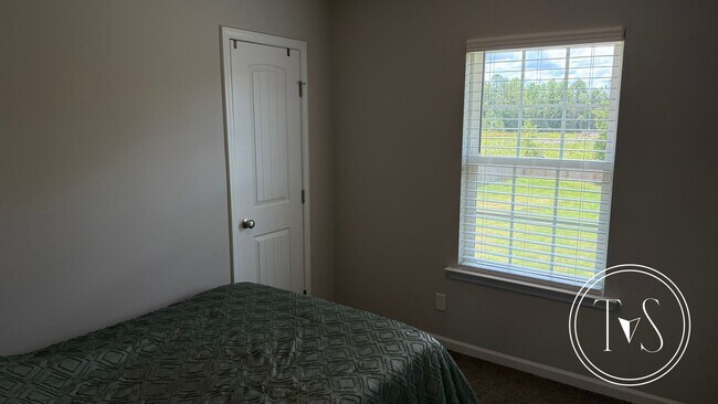Building Photo - RATE DROP ALERT (was $2600/month) and SUMM...