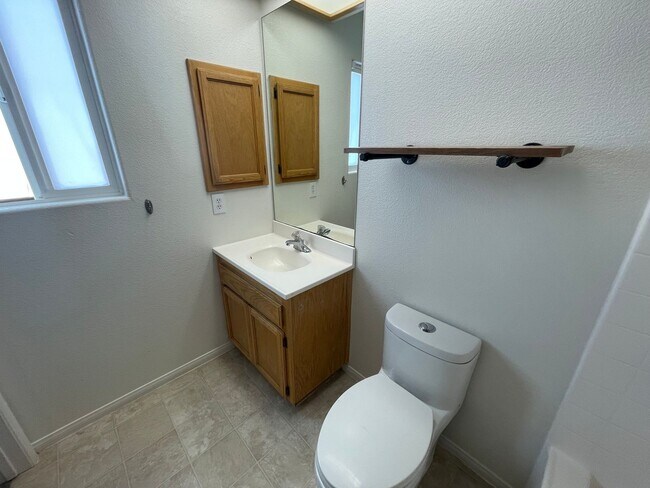 Building Photo - Charming Three Bedrooms, 2 Bathrooms Home ...