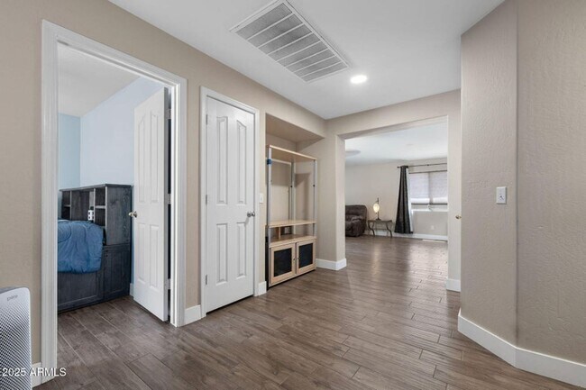 Building Photo - INCREDIBLE UPDATED 3 BEDROOM 2 BATH HOUSE ...