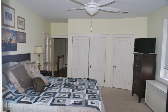 Building Photo - Fantastic Four Bedroom Home in Museum Dist...