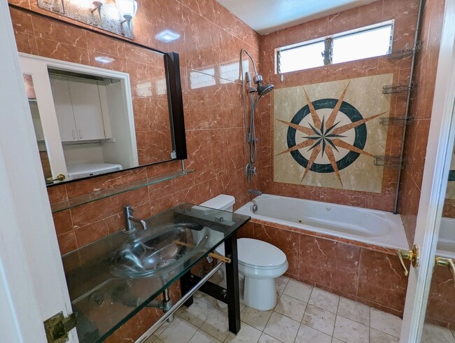 Building Photo - Kalama valley single level 4 bedroom home ...