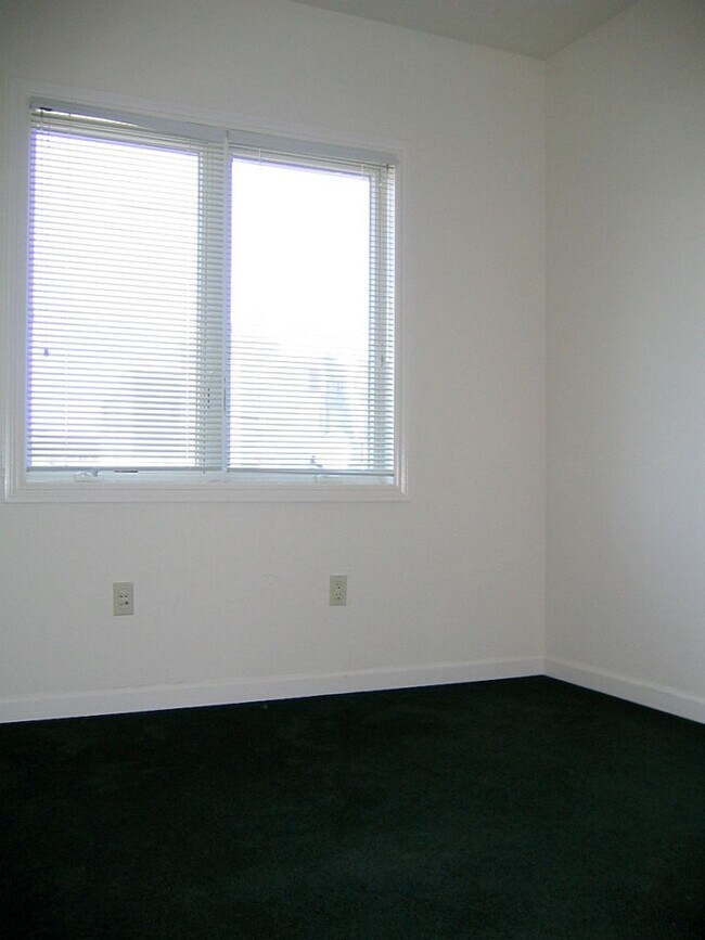 Building Photo - WHAT’S SPECIAL COMFORTABLE SHARED SPACE  BRIGHT OPEN-CONCEPT LAYOUT DINING AREA SPACIOUS TOWNHOUS...