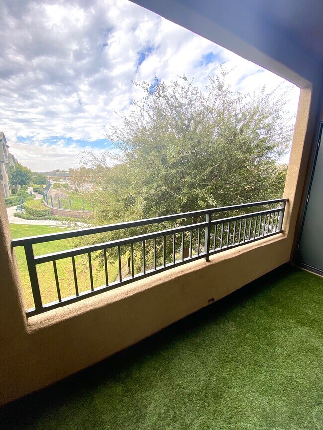 Building Photo - 1875 Baudouin Pl