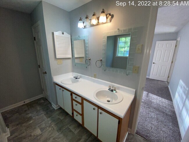 Building Photo - 217 Waterdown Dr