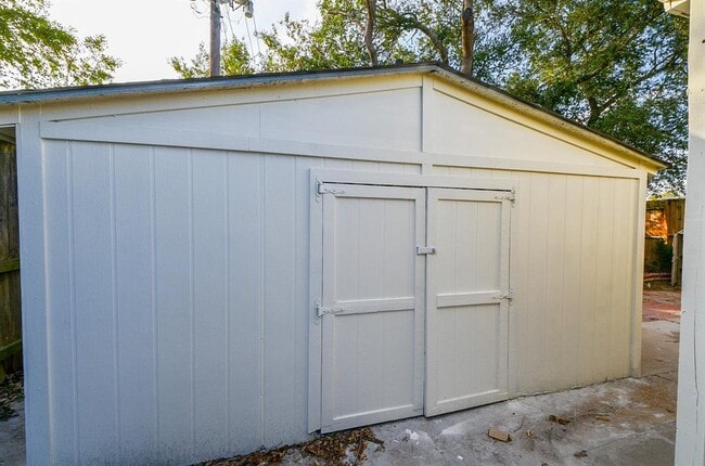 Building Photo - 11659 Evesborough Dr