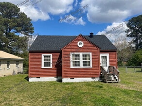Building Photo - 2233 Oak Dr