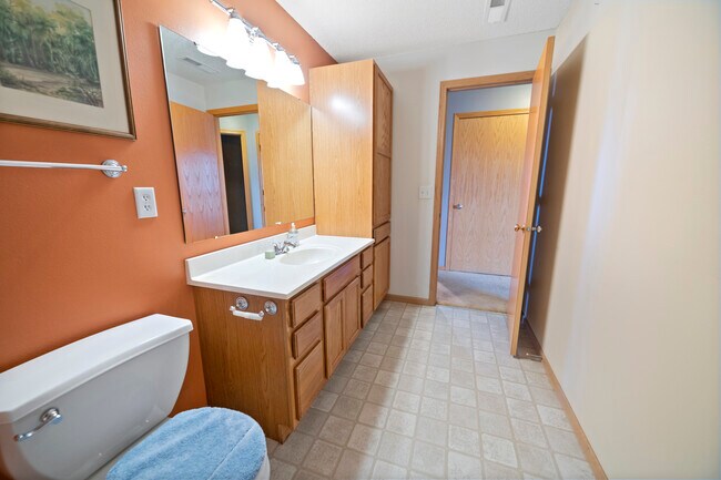 Building Photo - 870 W Cherry St