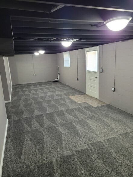 Building Photo - 2021 W 35th St