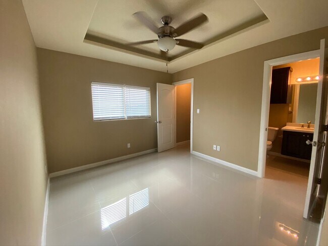 Building Photo - 3Bed/2.5 Bath Townhome, Mcallen TX