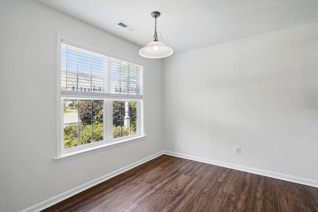 Building Photo - GREAT TOWNHOME- Come see it today!