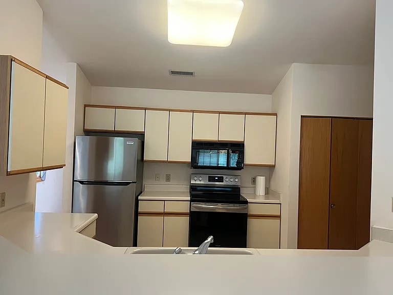 Kitchen - 18475 Brookfield Lake Dr