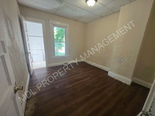 Building Photo - 2120 Stark St