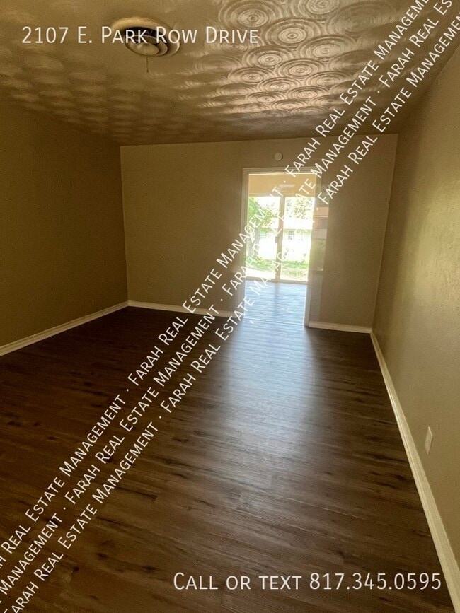 Building Photo - 2107 E Park Row Dr