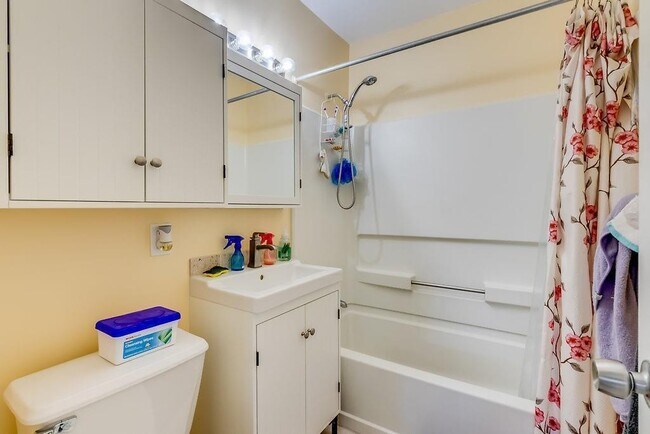 Building Photo - 1037 N Victoria Park Rd